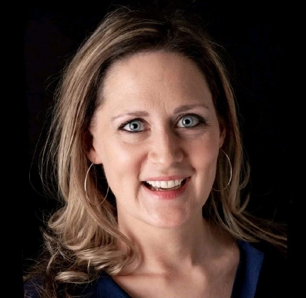 Portret van lachende vrouw met blond haar.